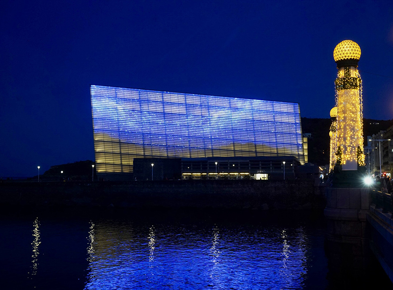 KursaalDonostia's tweet photo. #DenboraLatente arte digitaleko pieza ikusgai dago Kursaaleko fatxadan.

Ya se puede ver la obra creada en @TBKmedialab por @patxangas y @biko2 en la fachada del #Kursaal, hasta el 6 de enero. https://t.co/ogKk2PBRO7