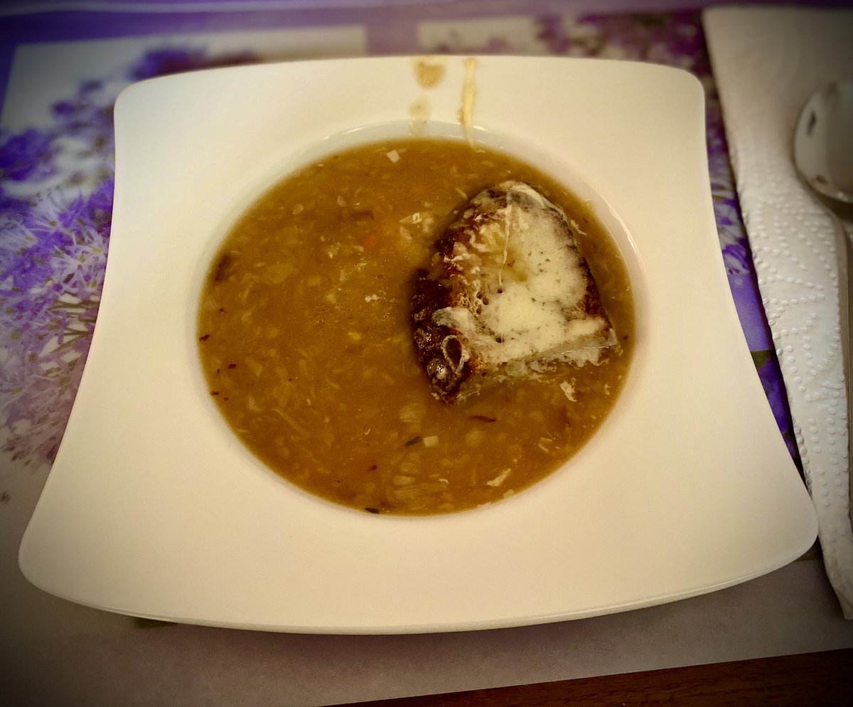 steschny's tweet photo. Lecker war die #FranzösischeZwiebelSuppe 🤤🤤 #KochenmitClaSte #Kenwood @claschny https://t.co/7zvK41NEkl