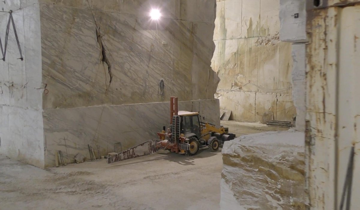 CmpSolmar's tweet photo. ✨ Entrate con noi nel cuore di una #cava di #marmo ⛏

🔦 Pareti e soffitti interamente scolpiti nel di marmo, disegnati magistralmente dalle venature naturali di questa pietra straordinaria.

Leggi l’articolo  👉🏽 https://t.co/9xoy4bUHRC

#marble #pietranaturale #Netstone https://t.co/PLjAm2wN5V