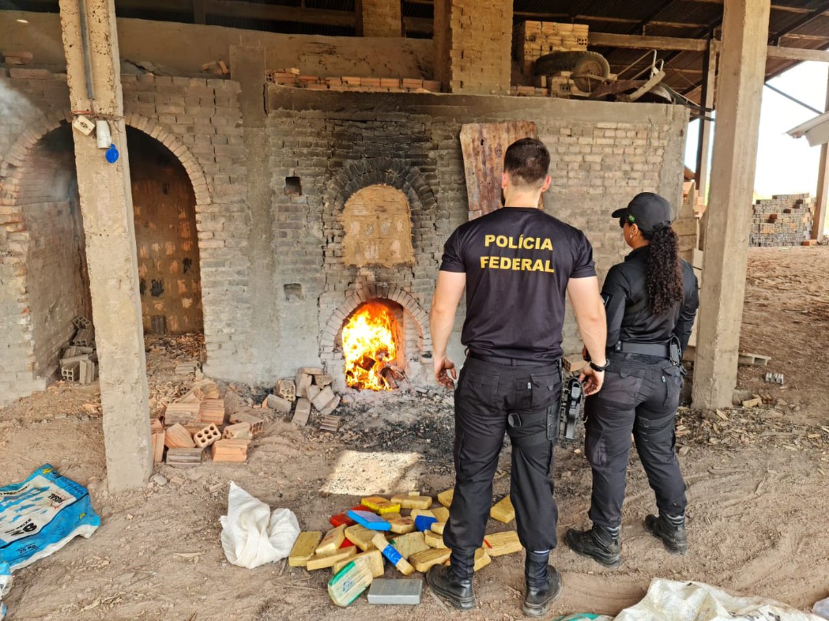 PFRONDONIA's tweet photo. A Polícia Federal realizou a destruição de mais de 170kg de drogas, oriundos de apreensões realizadas na região de fronteira do estado de Rondônia, que levaram à prisão de diversos traficantes. https://t.co/PaNlF8EJad