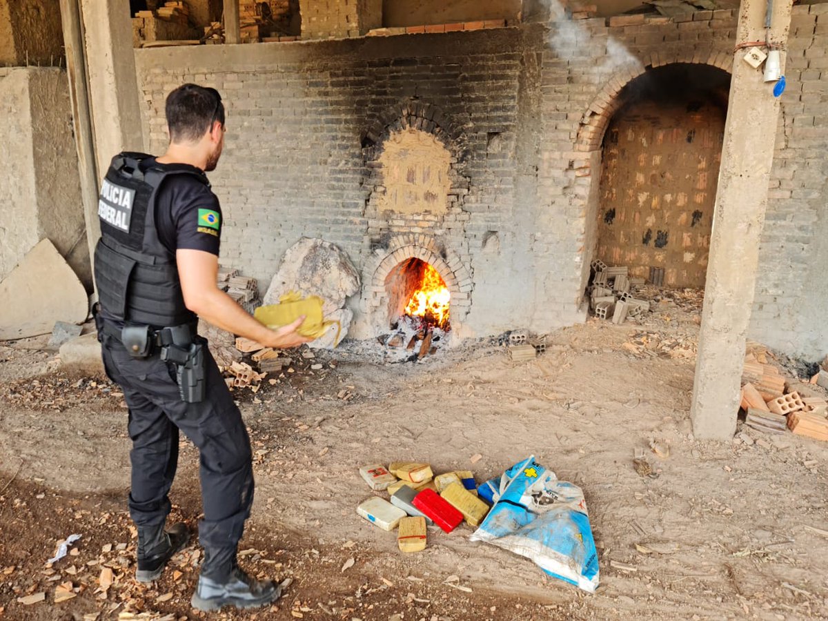 PFRONDONIA's tweet photo. A Polícia Federal realizou a destruição de mais de 170kg de drogas, oriundos de apreensões realizadas na região de fronteira do estado de Rondônia, que levaram à prisão de diversos traficantes. https://t.co/PaNlF8EJad
