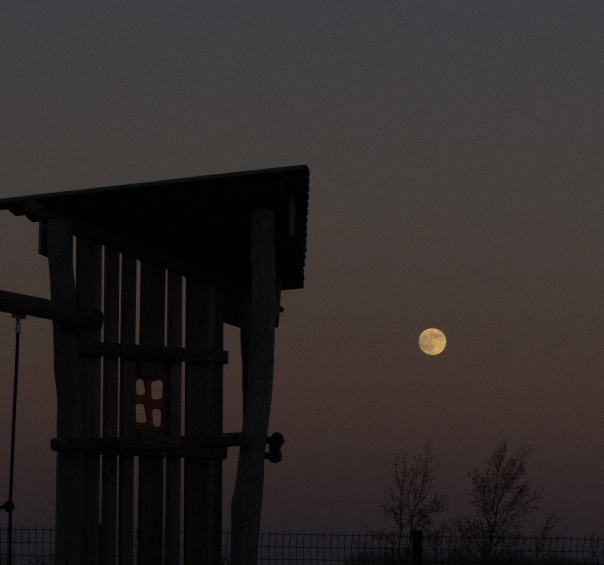 samsocka's tweet photo. la lune hier https://t.co/63vI5Ul56b