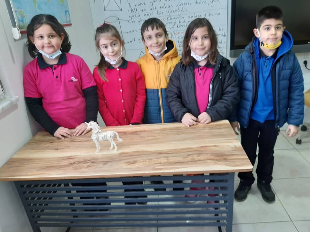BafraCozumKolej's tweet photo. 2A sınıfı Steam Maker Dersinde "Flamingo ve Boynuzlu At" etkinliğini tamamladı. Eğlenerek ürün ortaya koyan öğrencilerimiz mental ve fiziksel gelişimlerine bir yenisini daha ekledi.
#bafraçözümkoleji
#atölye
#steammaker
#çocuklarişbaşında
👏🏻💪 https://t.co/TpwHmqLJfr