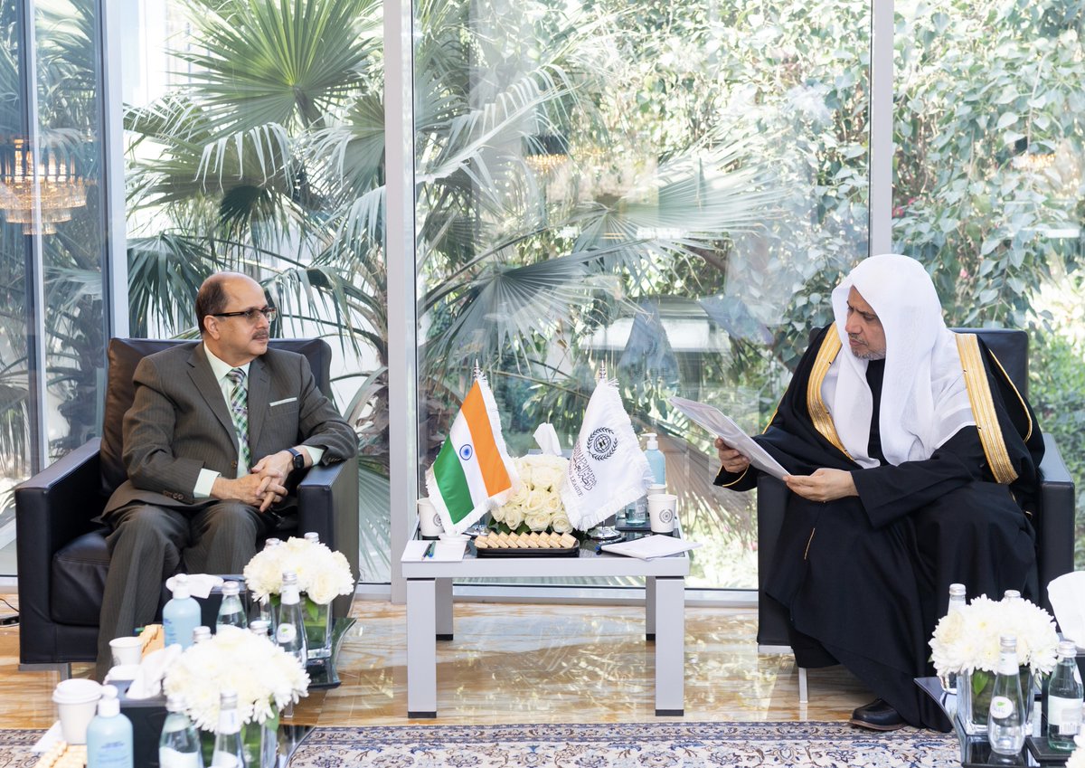 استقبل معالي الشيخ د. #محمد_العيسى، اليوم سعادة سفير جمهورية الهند لدى المملكة العربية السعودية السيد د. أوصاف سعيد، الذي قدّم خلال اللقاء دعوةً رسمية لمعاليه لزيارة الهند.