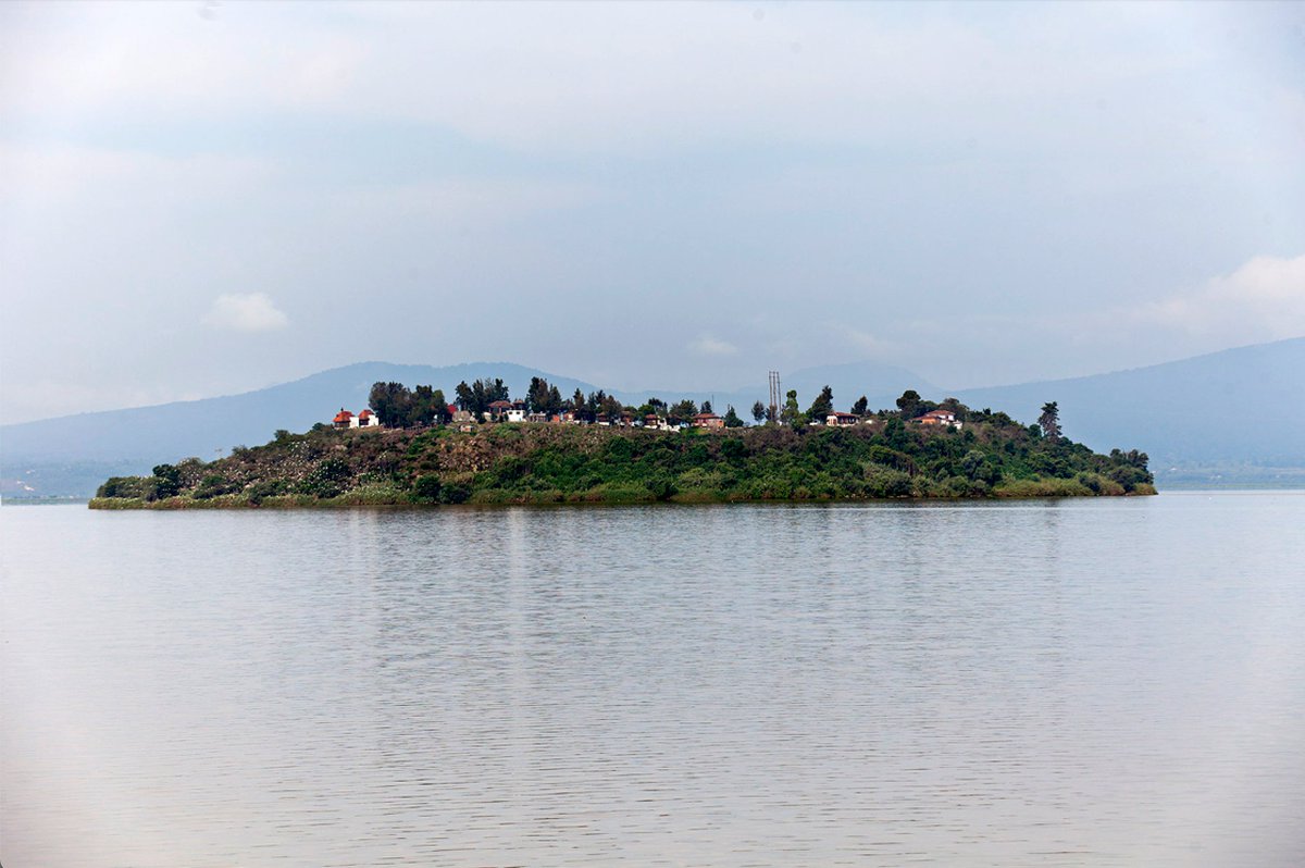 Michoacan's tweet photo. La isla de #LaPacanda tiene una ubicación privilegiada en la parte central del lago de #Pátzcuaro. Posee una pequeña laguna interior en donde se observan patos, garzas y carpas.🛶
#Michoacán #elAlmadeMéxico 🦋 https://t.co/TgPsLpDNQD