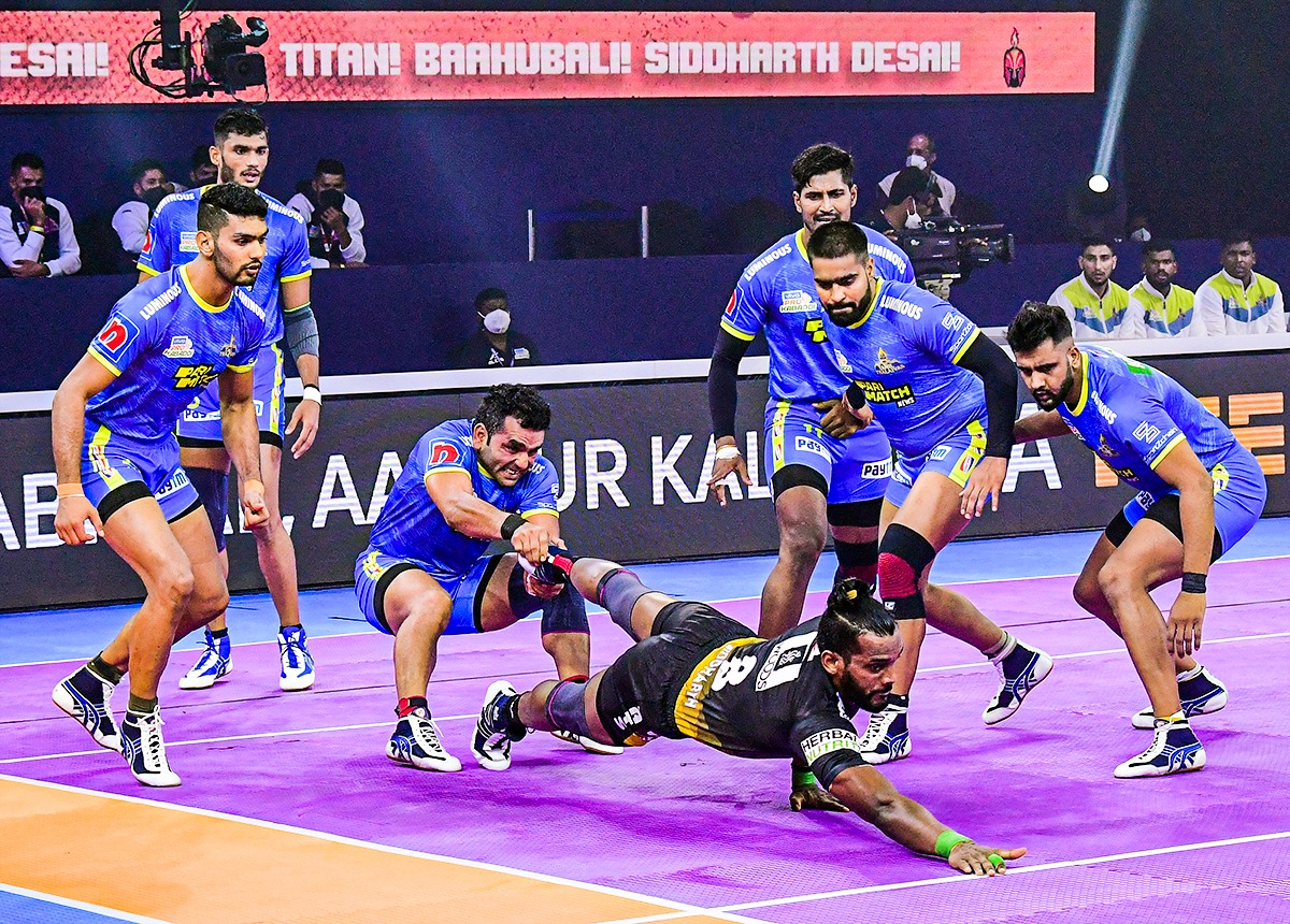 ProKabaddi's tweet photo. Opening dhamaal, scores kamaal, excitement bemisaal 🔥

Here are some of the best snaps 📸 from the opening day of vivo Pro Kabaddi Season 8! 

Enjoy these and head to https://t.co/cfORnV9MAP to see more moments from the night! 🤩

#vivoProKabaddi #BLRvMUM #TTvCHE #BENvUP https://t.co/RyNQcesLWW