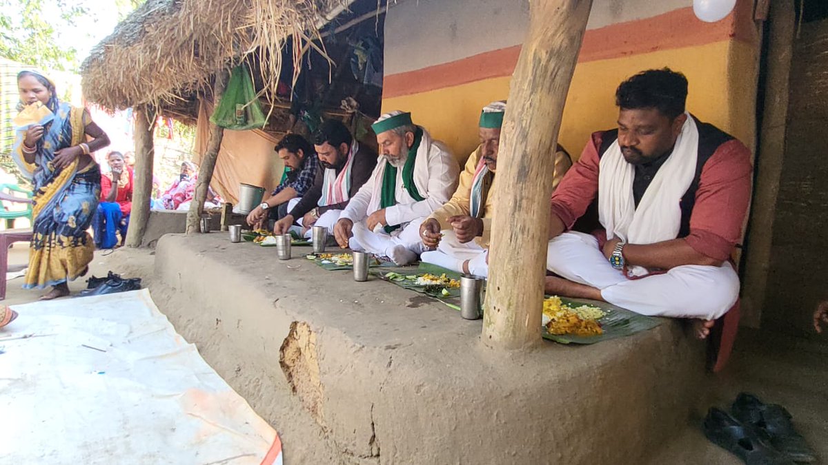 RakeshTikaitBKU's tweet photo. उड़ीसा में भुवनेश्वर के निकट भलूका गांव पहुंचकर वहां के आदिवासियों से बातचीत की। महिलाओं का हाल जाना और उनकी समस्याओं के हरसंभव समाधान के लिए स्थानीय संगठनों को लामबंद किया। देश के हर कोने में किसान बिरादरी दुखी है। इनके हको को लेकर  सरकारों से समाधान का रास्ता खोजा जाएगा। https://t.co/0hyC2JHVLk
