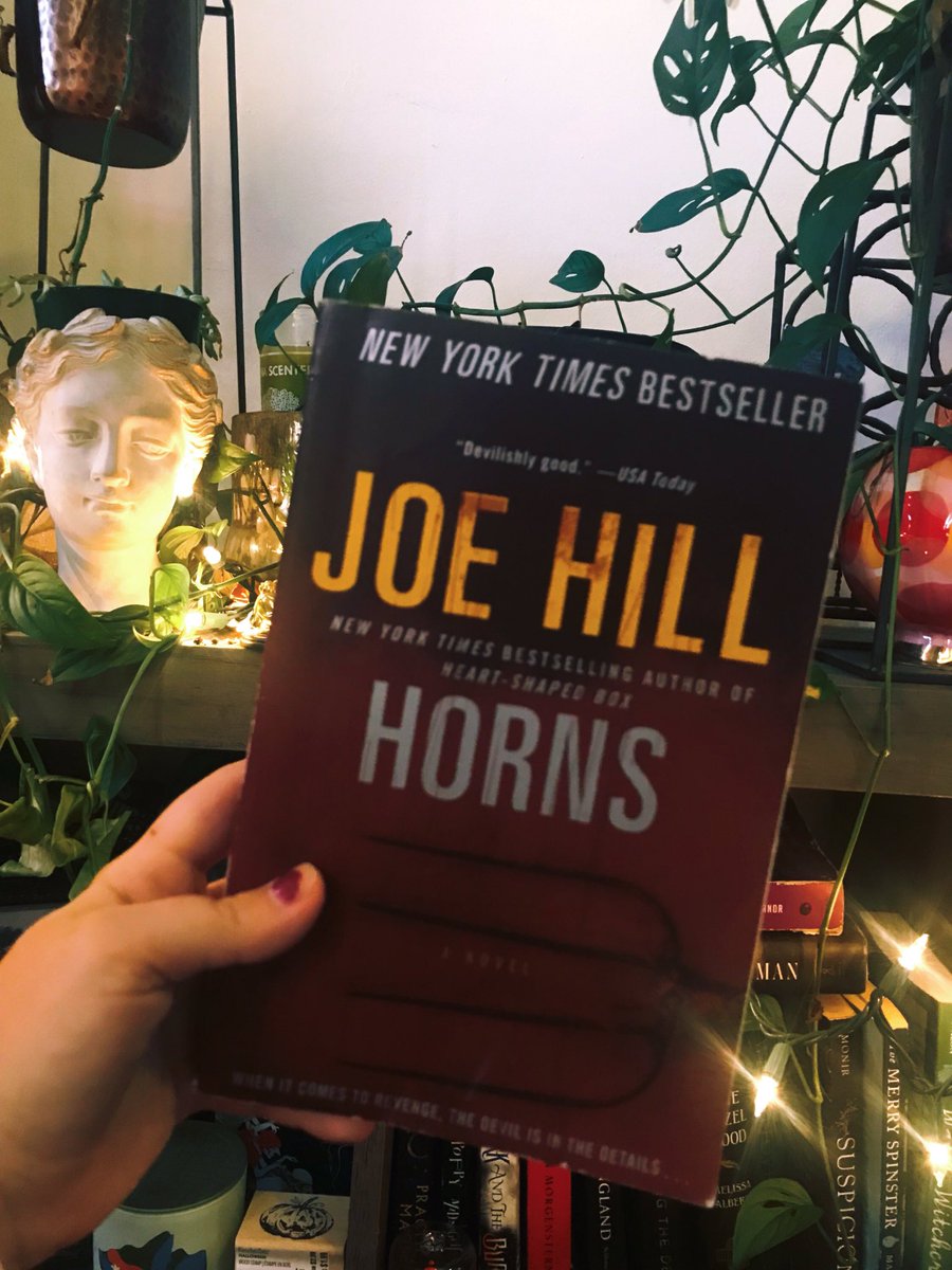lsmrpodcast's tweet photo. THE LSMR CHRISTMAS SWITCH! For our season finale, Liza read Riss’s favorite book, “Horns” by Joe Hill. Well—this book quickly became one of Liza’s favorite books, too—and here’s a look at how she rated it! https://t.co/vxjPYYLGHw
