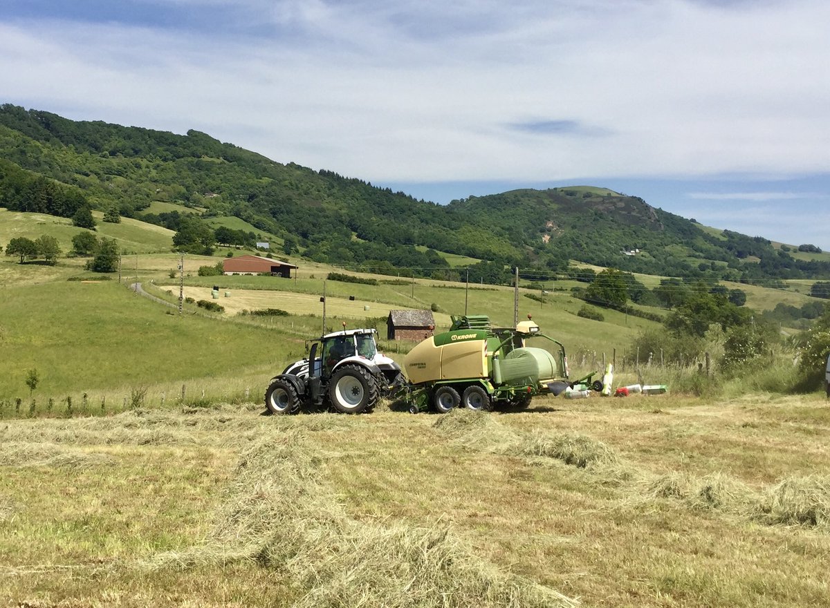 KroneFrance's tweet photo. ☀️ Un air du Sud avec notre combiné de démo #Comprima CF 150 XC au travail, attelé sur un tracteur Valtra France ! 🚜 👍
#Krone #Enrubannage #Fourrage #Spécialiste https://t.co/70VZzu30sg