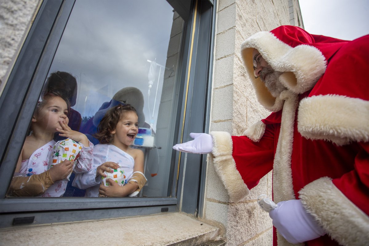 HoleaHuelva's tweet photo. Antes de empezar con el reparto de regalos de Nochebuena, nuestro Papá Noel ha llevado toda la ilusión y los primeros presentes a los peques que pasan estos días en el @hujuanramon😍¡Ha sido muy muy emocionante!🎅❤️ 
#NavidadHolea #UnaNavidadParaTodos #HoleaHuelva #Holea #Huelva https://t.co/E9kCtiEJGV