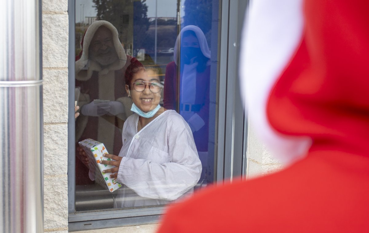 Antes de empezar con el reparto de regalos de Nochebuena, nuestro Papá Noel ha llevado toda la ilusión y los primeros presentes a los peques que pasan estos días en el <a href="/hujuanramon/">HU Juan Ramón Jiménez</a>😍¡Ha sido muy muy emocionante!🎅❤️ 
#NavidadHolea #UnaNavidadParaTodos #HoleaHuelva #Holea #Huelva