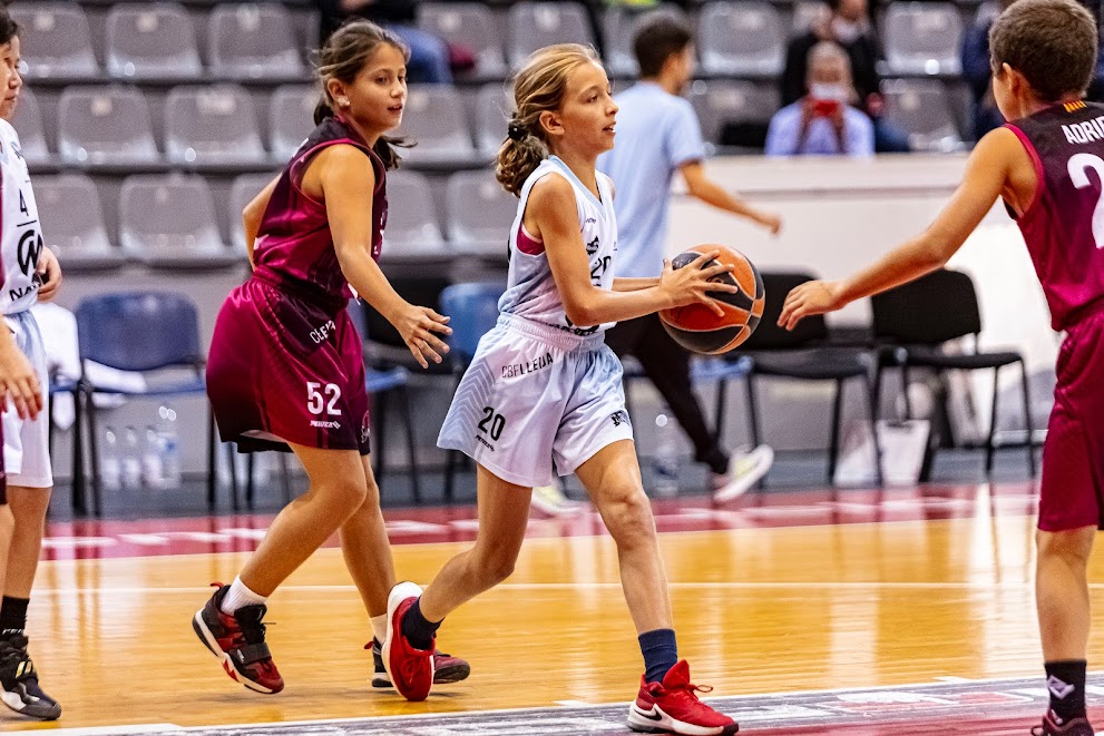 flleidabase's tweet photo. Els equips del @CbfLleida també són presents a l'Espai Fruita Barris Nord durant el descans dels partits de l'ICG Força Lleida.
🏀 Gaudir, jugar i vibrar.
#CBFLleida #BaseLleida #EsportBase #Lleida https://t.co/LqEomxkYMG