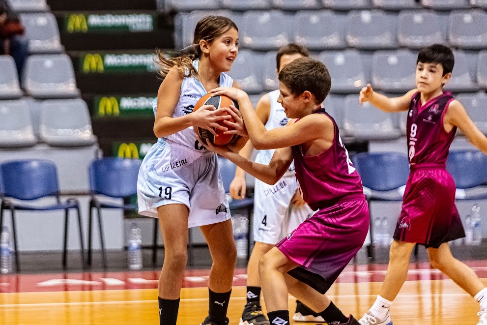 flleidabase's tweet photo. Els equips del @CbfLleida també són presents a l'Espai Fruita Barris Nord durant el descans dels partits de l'ICG Força Lleida.
🏀 Gaudir, jugar i vibrar.
#CBFLleida #BaseLleida #EsportBase #Lleida https://t.co/LqEomxkYMG