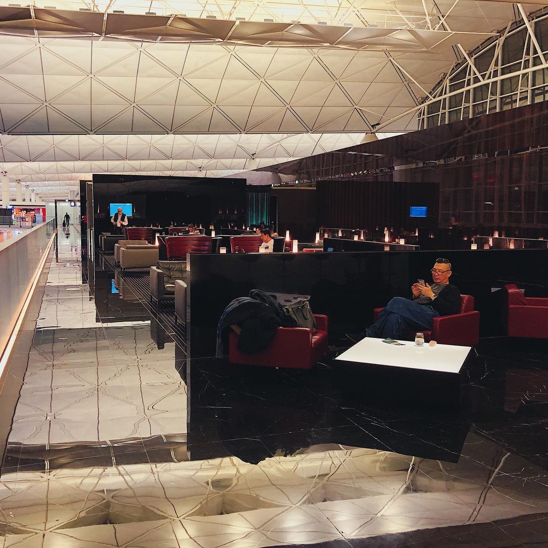 AranGrant's tweet photo. The Wing First Class
◼️It is accessible by all #Cathay first-class passengers;
◼️The lounge is thin with self-serve sparkling wine;
◼️The main lounge has a bar;
◼️There are also working areas with desks.

Full 📷credits IG: @letsdandanaway https://t.co/XG9N6rU2Pa
