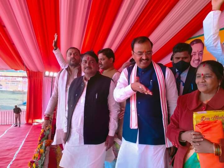 BjpBalmukund's tweet photo. #भारत_माता_की_जय 🙏..
यह जन सैलाब बाॅंदा में भाजपा द्वारा निकाले गए जन विश्वास यात्रा का है...
आज जीआईसी मैदान बांदा में जनसभा को सम्बोधित करते हुए कहा ना हमें आने की खुशी होती है, और ना ही जाने का गम होता है, लेकिन हम 2022 में लड़ेंगे भी और जीतेंगे भी.... https://t.co/XcnRj2uag2