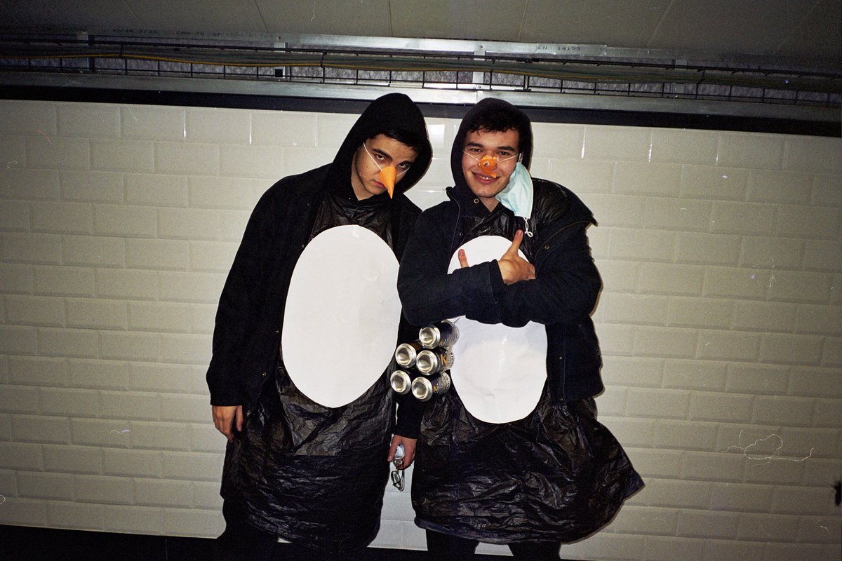 obtuse_bruce's tweet photo. Los pingüinos y el rey Julián por Madriz https://t.co/BiLzF7BV4Z