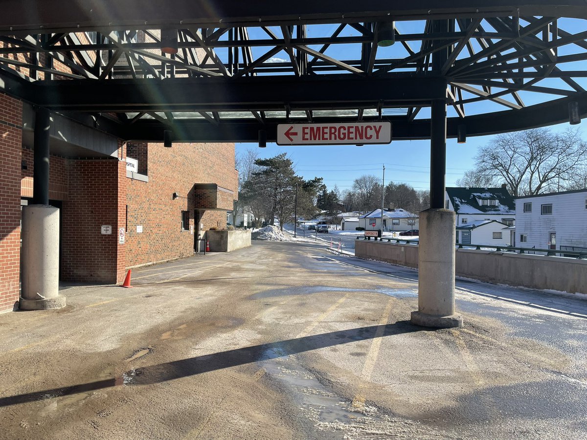 CampbellfordH's tweet photo. The Emergency Department at Campbellford Memorial Hospital (CMH) will be temporarily closed on Friday December 24th beginning at 5:00PM and re-opening at 7:30AM on Saturday December 25th. 

https://t.co/KreY75tRCS https://t.co/QbSp3DDiDe