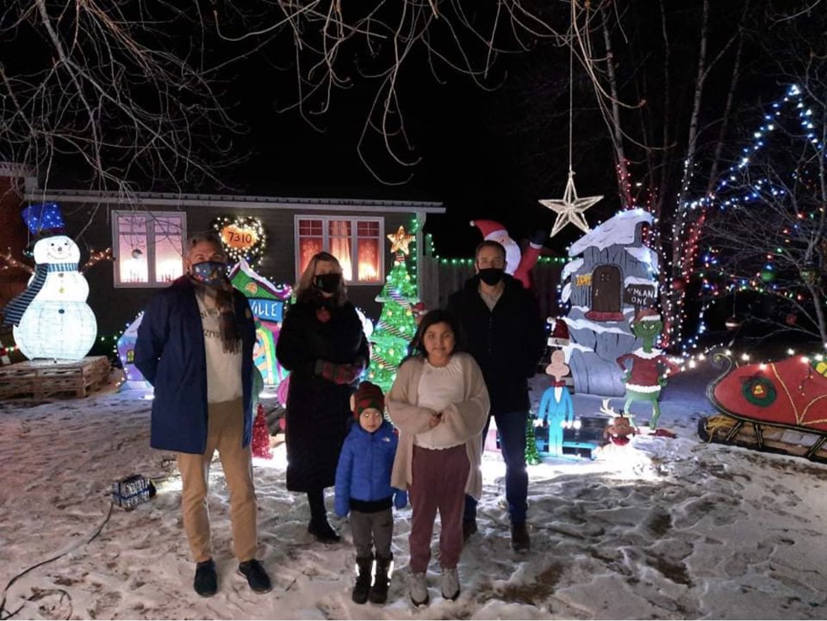 Congrats to Peggy, Ted &amp; grandchildren on the the first place #FestivalOfLights @StMarysFN (Brooks crt, Whoville Theme) Woliwon @MayorKateRogers &amp; Chris Fredrick from IBM for your time in assisting in judging. May the spirit of our lights finds you safe &amp; healthy #fredericton