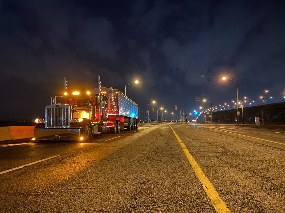 TinkVeri's tweet photo. Day 10678 of bean/corn harvest, maybe be done by February? 🧐 #ontag #loadingboats #fillingbins #longestharvestofmylife #titantrailers #peterbilt https://t.co/Dvv7vgyBc8