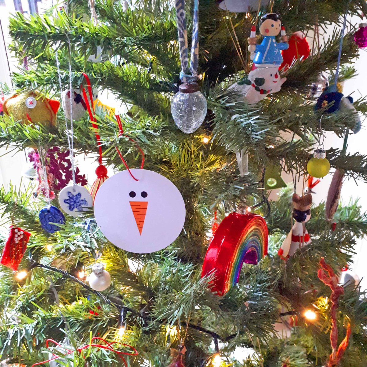 Hippystitch's tweet photo. Fab #snowman tag from @YorkMakers @LucyMonkman  now on my tree. Love Lucy's ideas! If you haven't got a copy of her book - #MadebyHandatHome - put it on your wish list! It's crammed with great ideas and interesting arty facts.
#creativecrafting #artandcraftbooks #makecreateplay https://t.co/Lw39Lemm6W