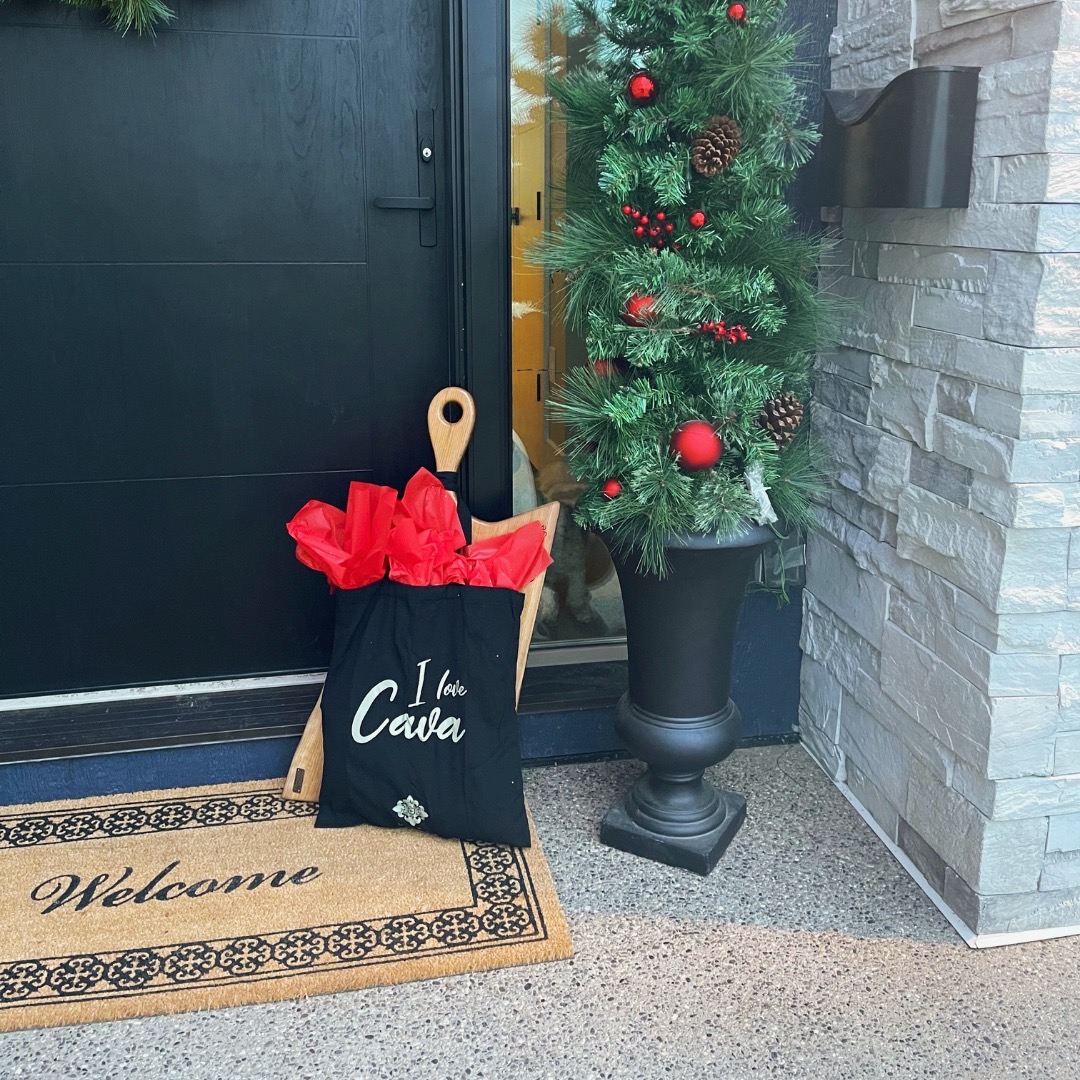 Coulee_Ridge's tweet photo. Ho ho ho! Aleisha was playing Santa Clause and dropping off some housewarming gifts for our new residents in #CouleeRidge. We're ready to welcome more of you home in 2022, #MedHat. https://t.co/YSSquU1mHP