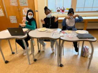 Bing_EastMiddle's tweet photo. Students in Mrs. Rooney's FACS class decorated sugar cookies today to enjoy before holiday break! Happy Holidays! https://t.co/FcLEBsRu7F