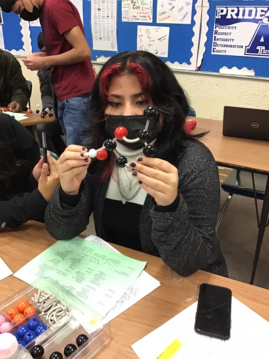 TchKrieger's tweet photo. Everyday Science #molecularmodels Students teaching one another 📚 https://t.co/b4jrTksbjS