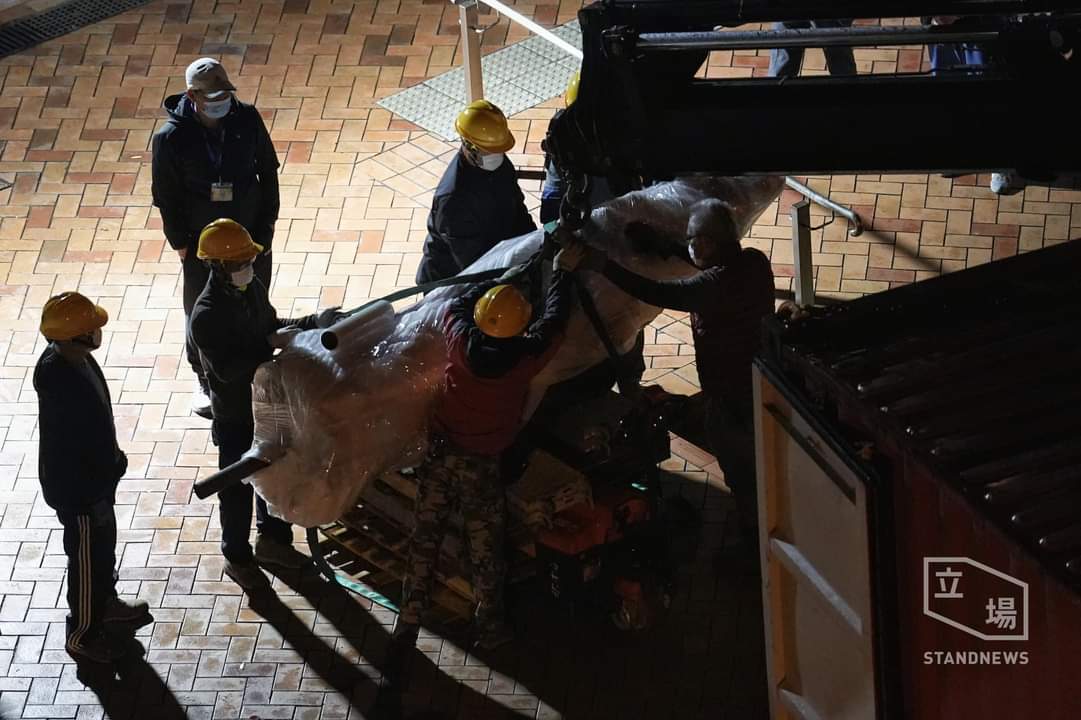 michaelpsenger's tweet image. During the night, CCP officials removed the Pillar of Shame from the University of Hong Kong, which memorialized all those Chinese who were killed by their government during the Tiananmen Square Massacre.
hongkongfp.com/2021/12/23/bre…