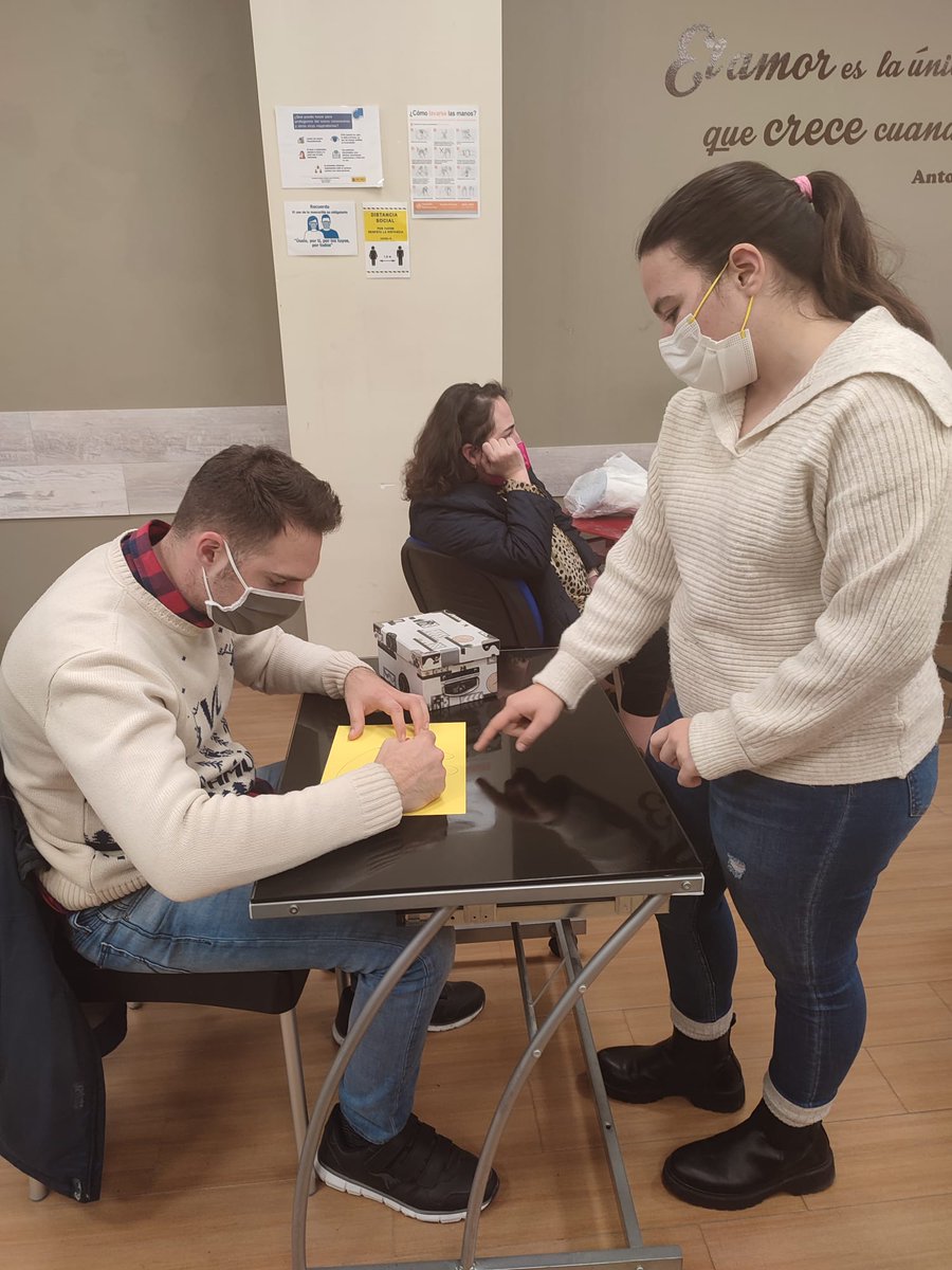 En estos días #navideños, la #familia es lo más importante y con los que todos queremos compartir momentos inolvidables. Irene y Esperanza, prácticas de #magisterio, han hablado del concepto de familia y de las diferentes formas de crearlas.