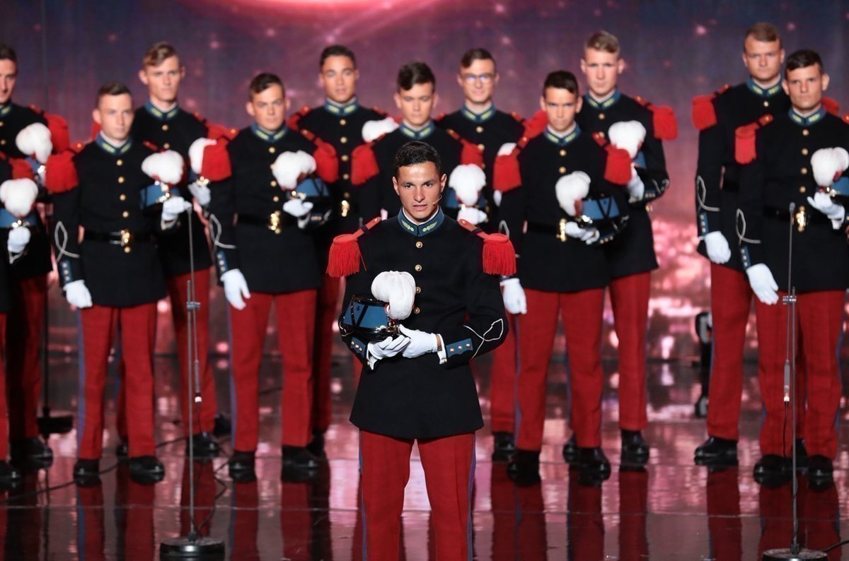HistoiredeFran7's tweet photo. Le chœur de Saint-Cyr a gagné la France a un incroyable talent 

Vive la France https://t.co/uYpgQLoN8F