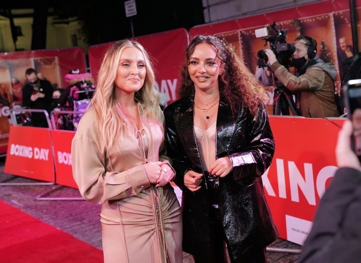 HourlyJade's tweet photo. Ft. Perrie https://t.co/rkUuc2UWOI