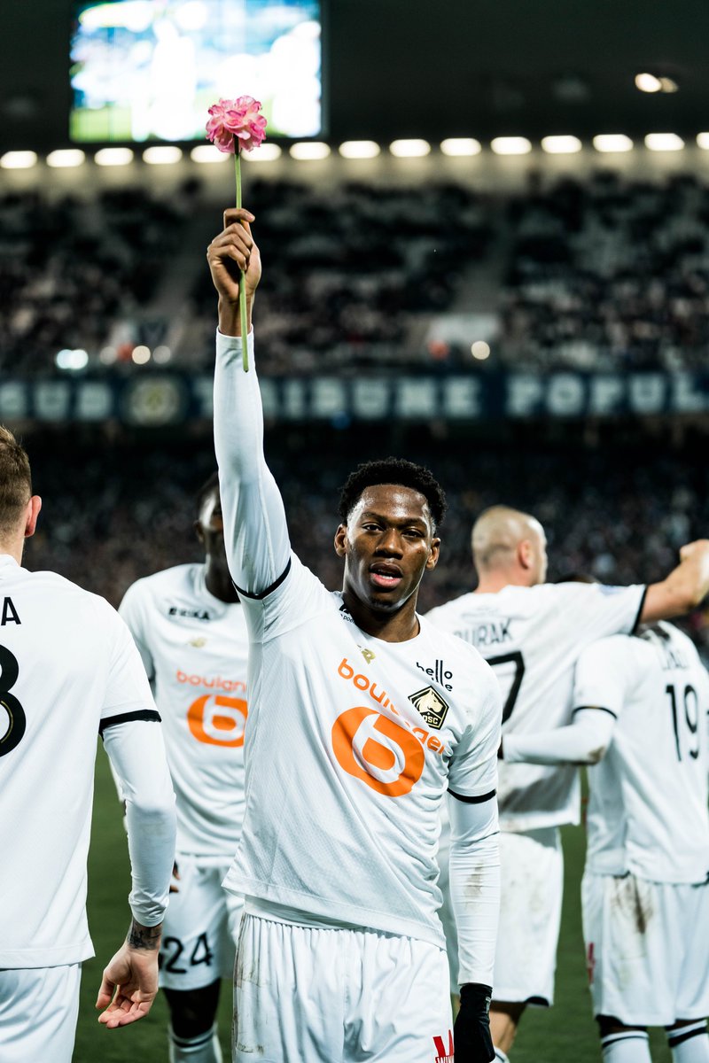 Jonathan David lost his mother, Rose, around this time two years ago. 

Today, after scoring the winning goal in his final game of the year, he celebrated with a rose 😢

#canMNT #LOSC