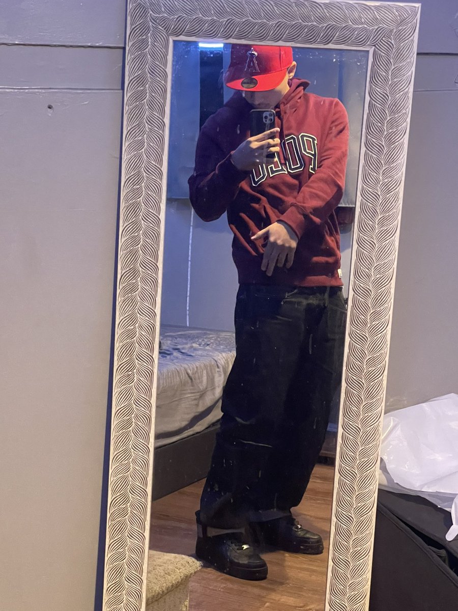 Plvys's tweet photo. I swear I’m 6’8 🤝 https://t.co/nQ9w9XWXOT