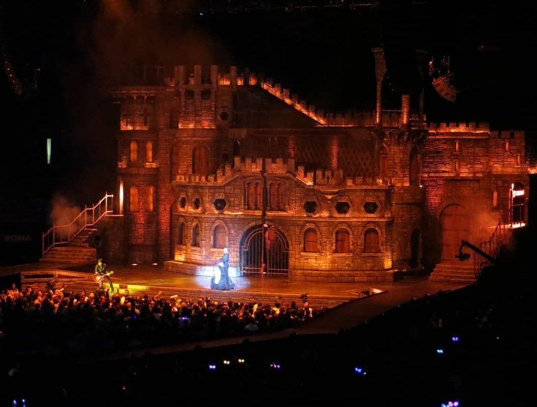ozerhan06's tweet photo. Time to appreciate Lady Gaga's stage designs. https://t.co/fN1snUywD1