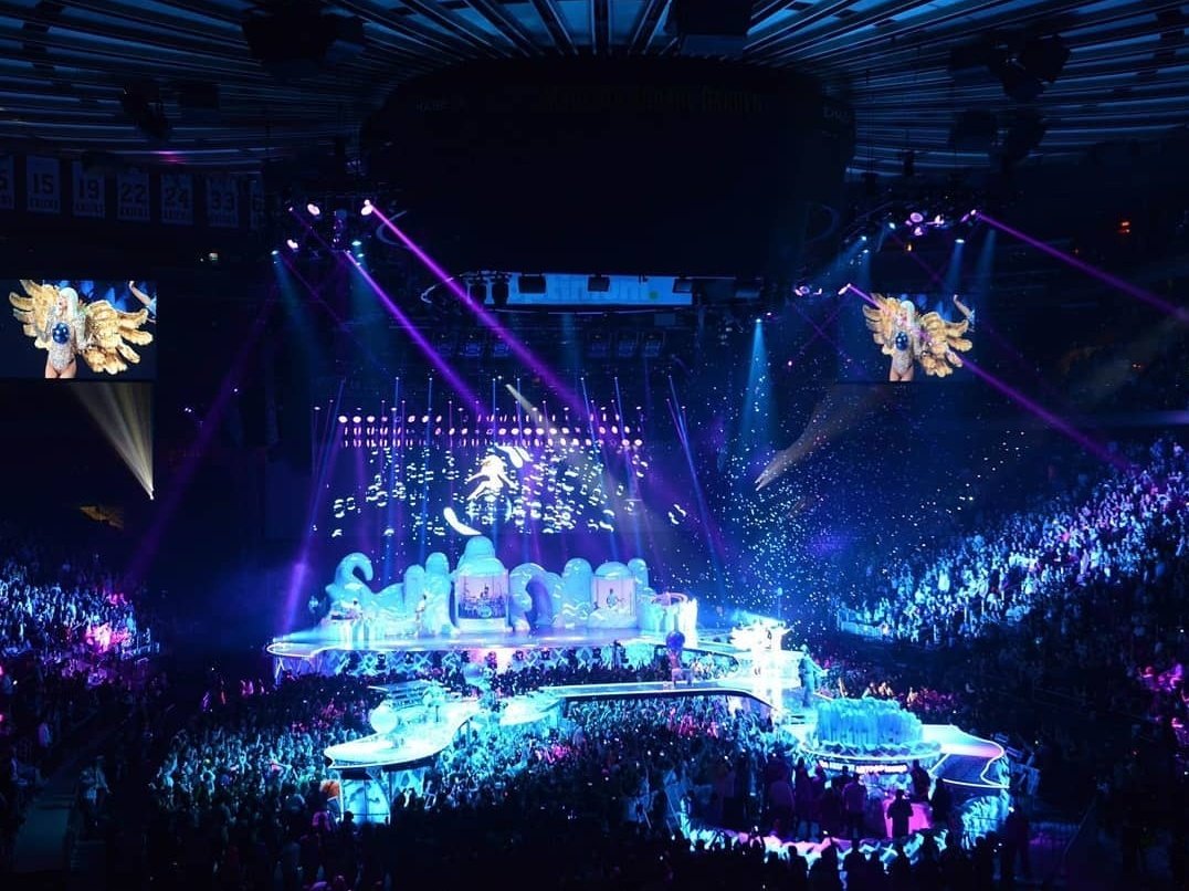 ozerhan06's tweet photo. Time to appreciate Lady Gaga's stage designs. https://t.co/fN1snUywD1
