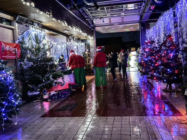 scotfire_DG's tweet photo. Fantastic effort from the crew at Newton Stewart Community Fire Station on Sunday. Over £2000 was raised for @firefighters999 during the Santas Grotto drive through. Well supported by the local community with nearly 500 vehicles attending. 🚒 🎅🏻 🦌👏🏻👏🏻 https://t.co/YConwoz1bs