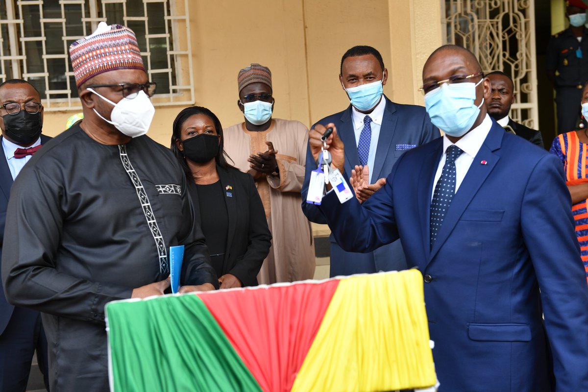 unicefcameroon's tweet photo. Remise ce jour par l’UNICEF au Minsanté, de la logistique et des intrants pour l'élimination de la transmission du VIH de la mère à l'enfant, grâce au financement de la Banque Islamique de Développement ; 47 véhicules, 55 motos, 40 équipements Point-of-Care... https://t.co/sNvs0ZFqwn