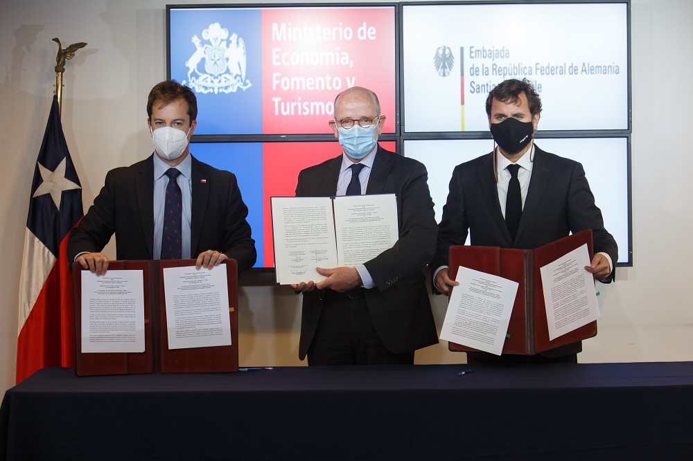 AlemaniaenCL's tweet photo. El Embajador #Hellbach suscribió junto al Ministro @meconomia @LucasPalaciosC y al VP de @Corfo @PabloterrazasL un acuerdo para apoyar la expansión de PYMES chilenas a Alemania mediante el programa de capacitación de directivos "Fit for Partnership", que organiza el @BMWi_Bund. https://t.co/qqhJeYAxaD
