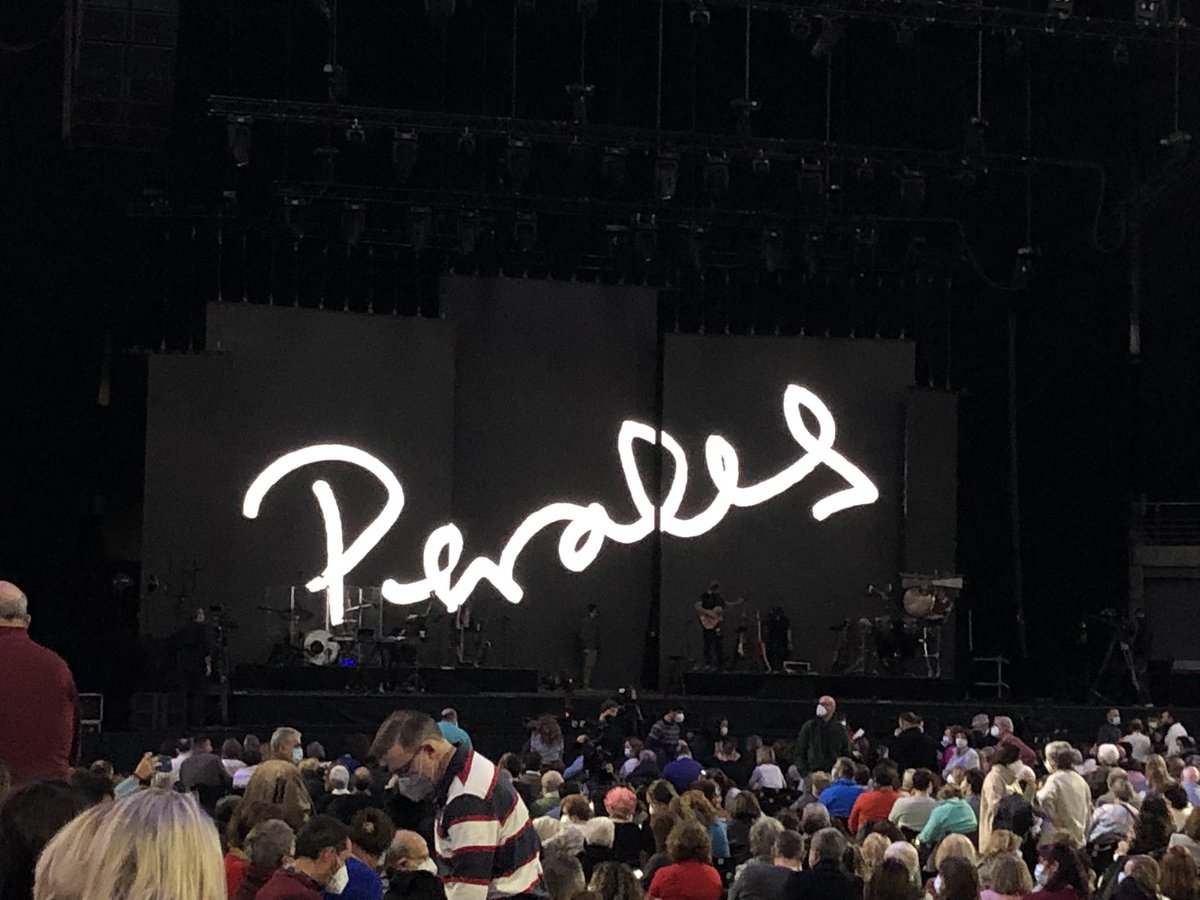 RuthRuthpindado's tweet photo. #LoveIsInTheAir q no me puede gustar mas. 😍😍😍😍 #comenzamos @PeralesOficial @WiZinkCenter #conciertazos “yo, seré tu último espectador, el último viajero de tu tren, tu última estación”… @PindadoMp https://t.co/x6pkEsNe8v