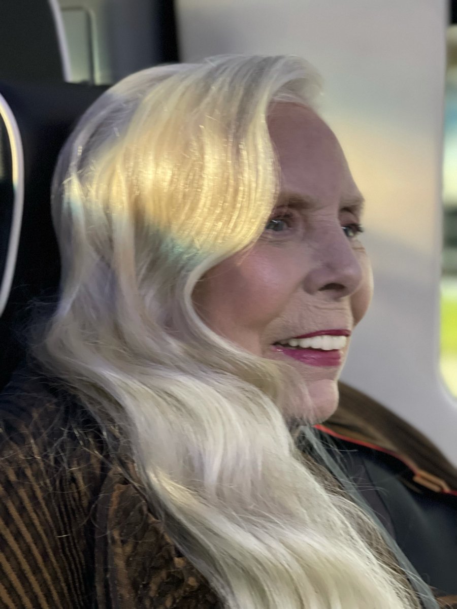 jonimitchell's tweet photo. “Your words and melodies touch the deepest parts of our souls… she does it by letting us in, by sharing what’s deeply personal and yet universal. Joni, congratulations.” - @POTUS

Tune in to the 44th @KenCen Honors broadcast tonight at 6pm PT on @CBS &amp; stream on @ParamountPlus. https://t.co/TnulURLMSv