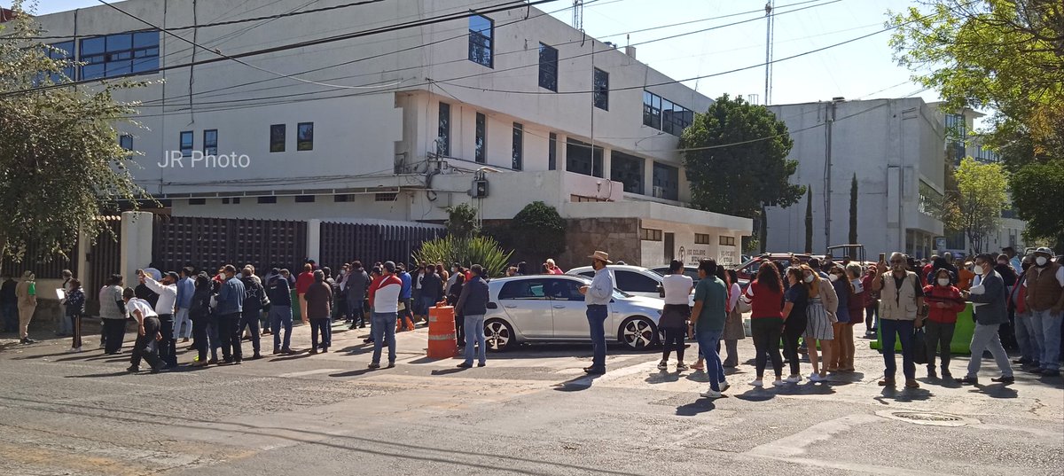 JRPhotoMX's tweet photo. #AlMomento Trabajadores del municipio de #Naucalpan toman y cercan Palacio Municipal para evitar que la Presidenta #PatyDurán se retire al terminar la Sesión Extraordinaria de Cabildo. Exigen se cumplan los pagos de salarios y aguinaldos que se adeudan desde hace 9 quincenas. https://t.co/KzasDuR7Vl