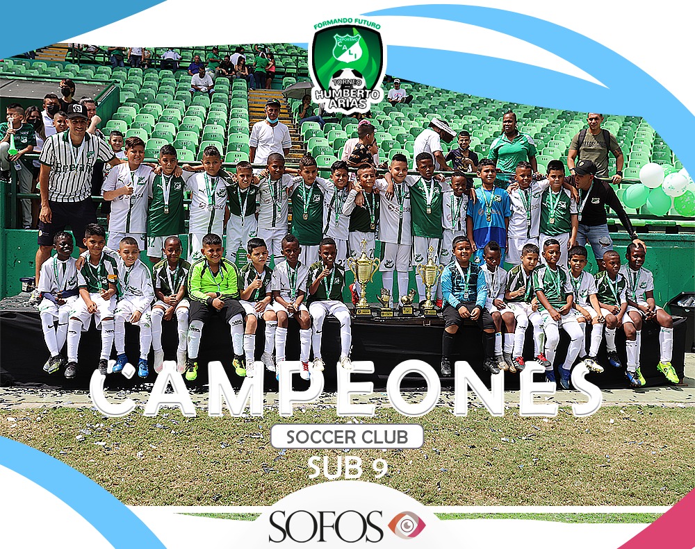 SofosProduccion's tweet photo. ¡Unión! 🇳🇬

Soccer Club A se llevó otro de los trofeos de la categoría Sub 9, luego de ganarle a su similar Soccer Club B. La foto lo dice todo!! 🟢⚪

#FamiliaSOFOS https://t.co/kXV6wQXpA4