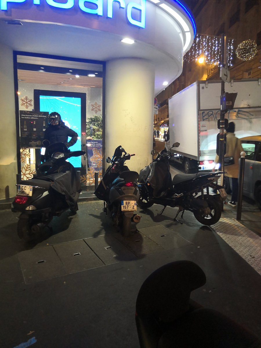 fshopperparis's tweet photo. @RasLeScoot Ci-gît un trottoir parisien, devenu un parking à scooters. On attend avec impatience #tolerencezero promise au 1er janvier.... https://t.co/5K1El1nx7K
