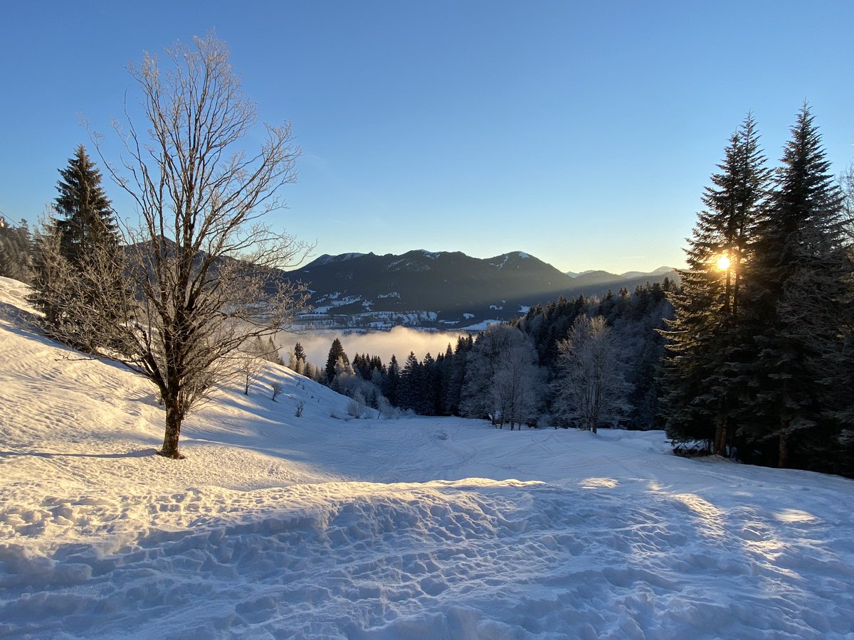 Bergreport's tweet photo. Frühsport am #Brauneck - prima Wetter, prima Schnee. https://t.co/lV2FOI1Vsp