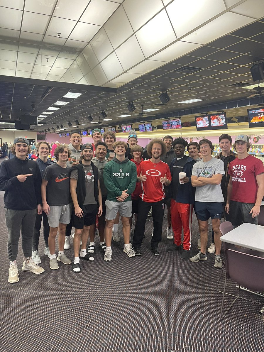 Team trip to the bowling alley! Got to meet <a href="/KyleTroupPBA/">Kyle Troup</a> and learn a few things!#rowtheboat
