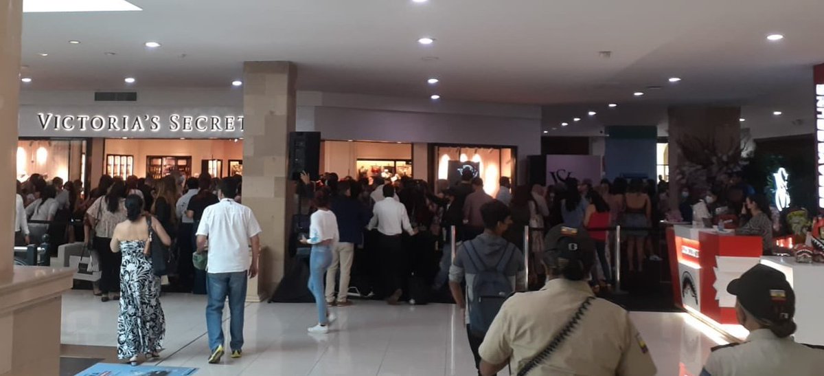 FunerariaAlach's tweet photo. Si estás en la inauguración de Victoria's Secret en el San Marino Shopping o tienes pensado ir, no te olvides que Funeraria Alache siempre está a las órdenes.😉 https://t.co/2pRidmndTE