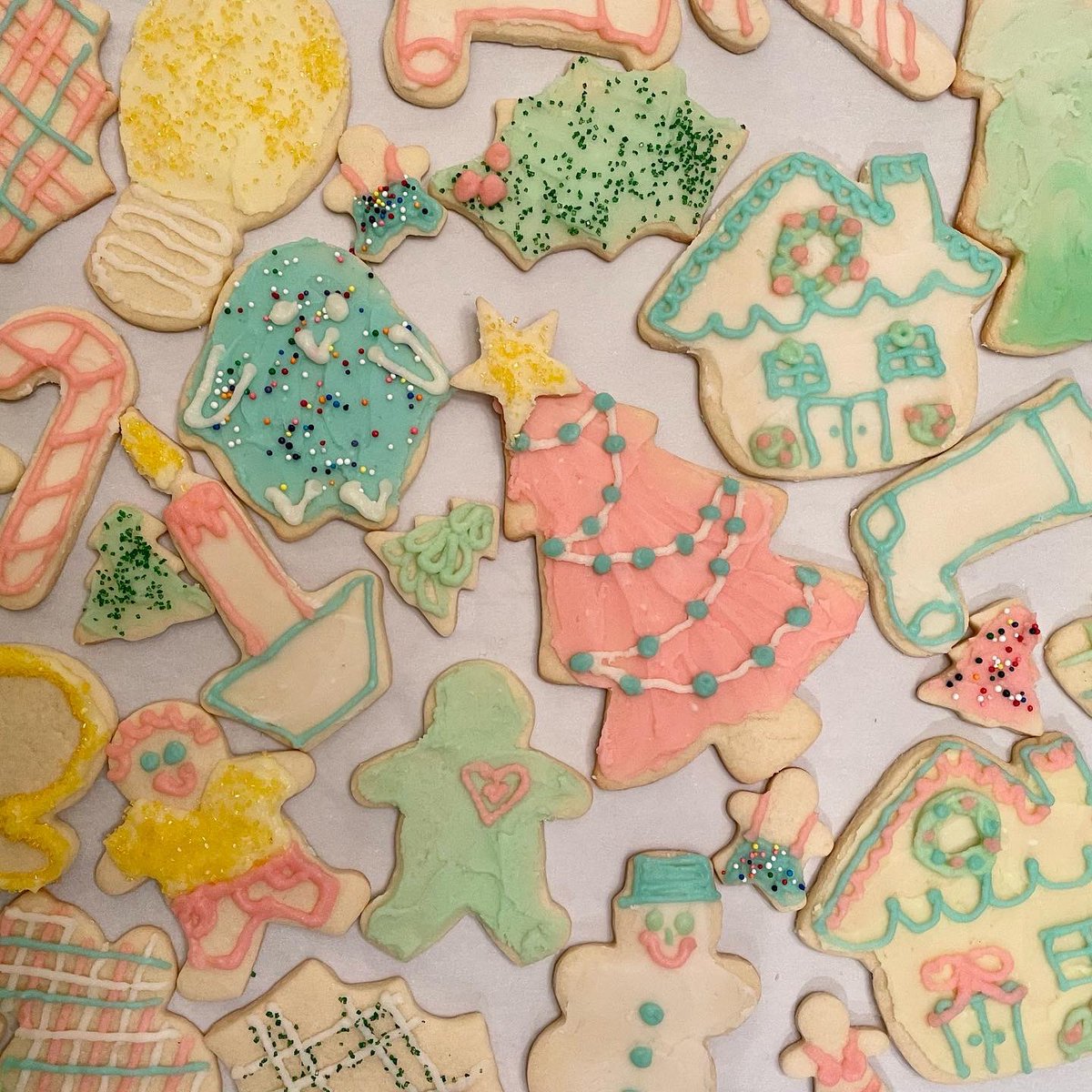 BevOlfert's tweet photo. Christmas cookies are done! #tistheseasonofcookiesforbreakfast #sugarcookies #buttericing #notaspretty #tastesbetter https://t.co/7BfKh1vdBF