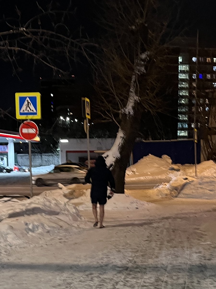 zen_pc's tweet image. На улице потеплело с -20 до -15, на радостях люди начали гулять в шортах