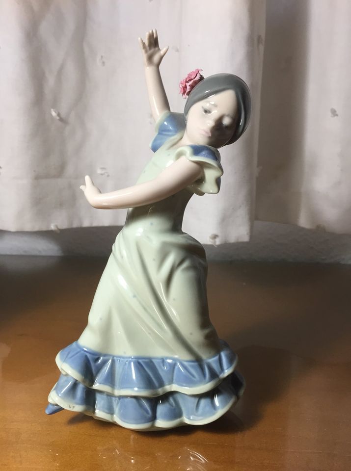 DominguezArjona's tweet photo. Pareja figuras bailaoritas de porcelana brazos arriba y abajo . Azul . Lladró https://t.co/tb5hYHnVQh #Sevilla #FeriadeSevilla #flamencas #Yadro #ModaFlamenca https://t.co/qy4fFkhGh4