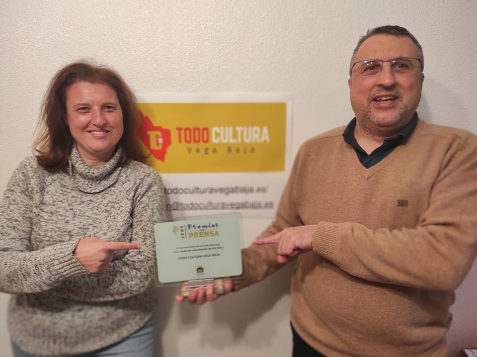 La #CorporaciónMunicipal del Ayuntamiento de #Orihuela ha premiado a #TodoCulturaVegaBaja como medio de comunicación 2021. ¡¡MUCHAS GRACIAS!!  y también a todos los que nos seguís. Este premio nos anima a seguir informando de toda la #cultura de la #VegaBaja. ¡¡FELICES FIESTAS!!